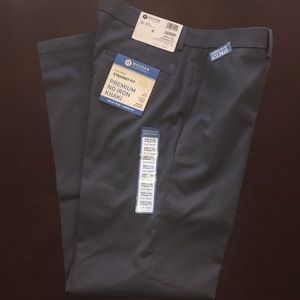 NWT Haggar Flat Front Straight Fit No Iron Khaki